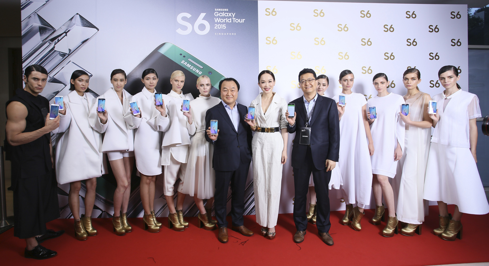 Models Posing with Samsung S6 and S6 edge